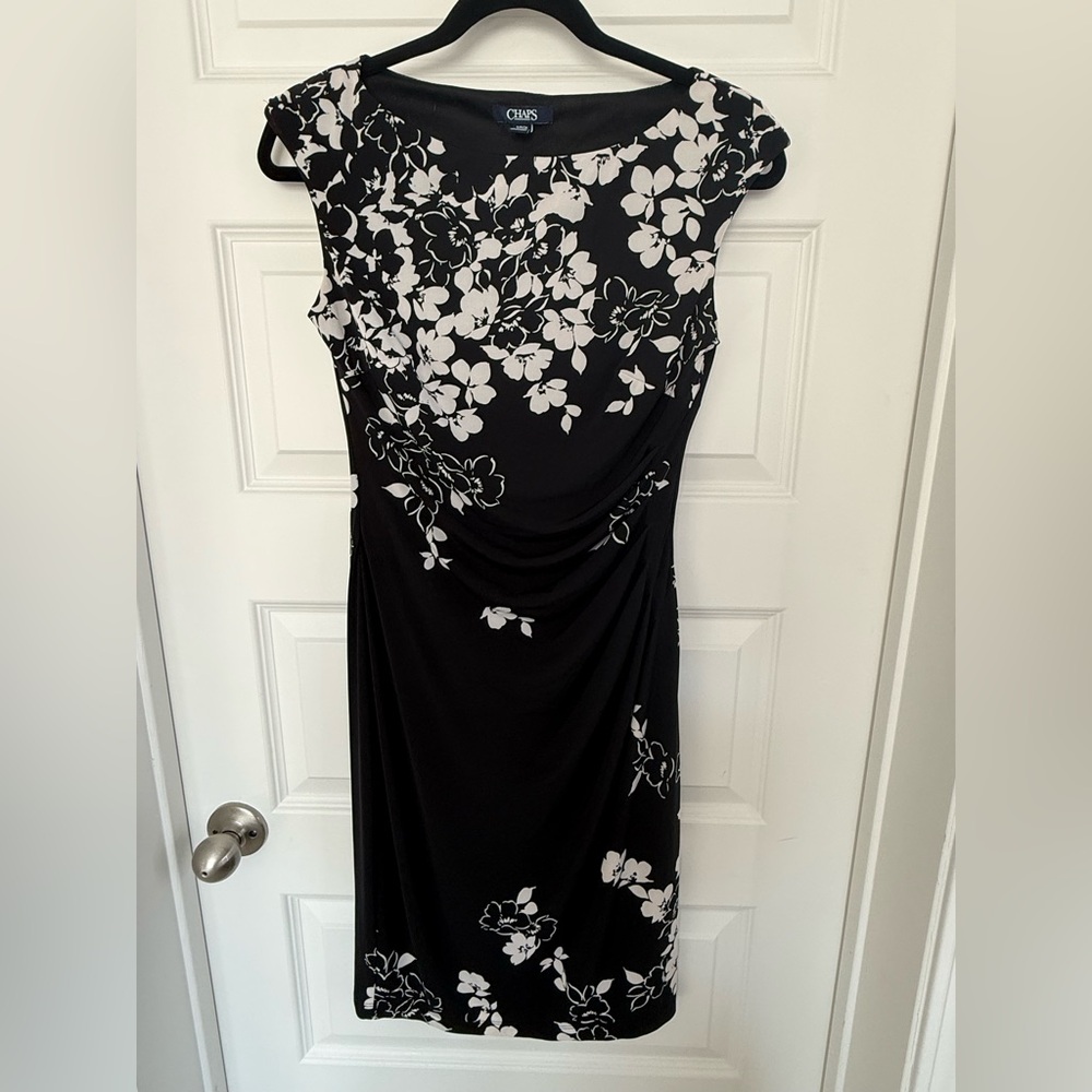 CHAPS Black & White Floral Sheath Dress – Ruched Waist – Size S